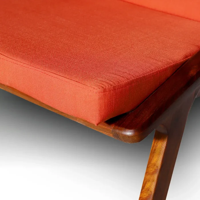 Silla Cora en madera de acacia detalle de tapizado naranja