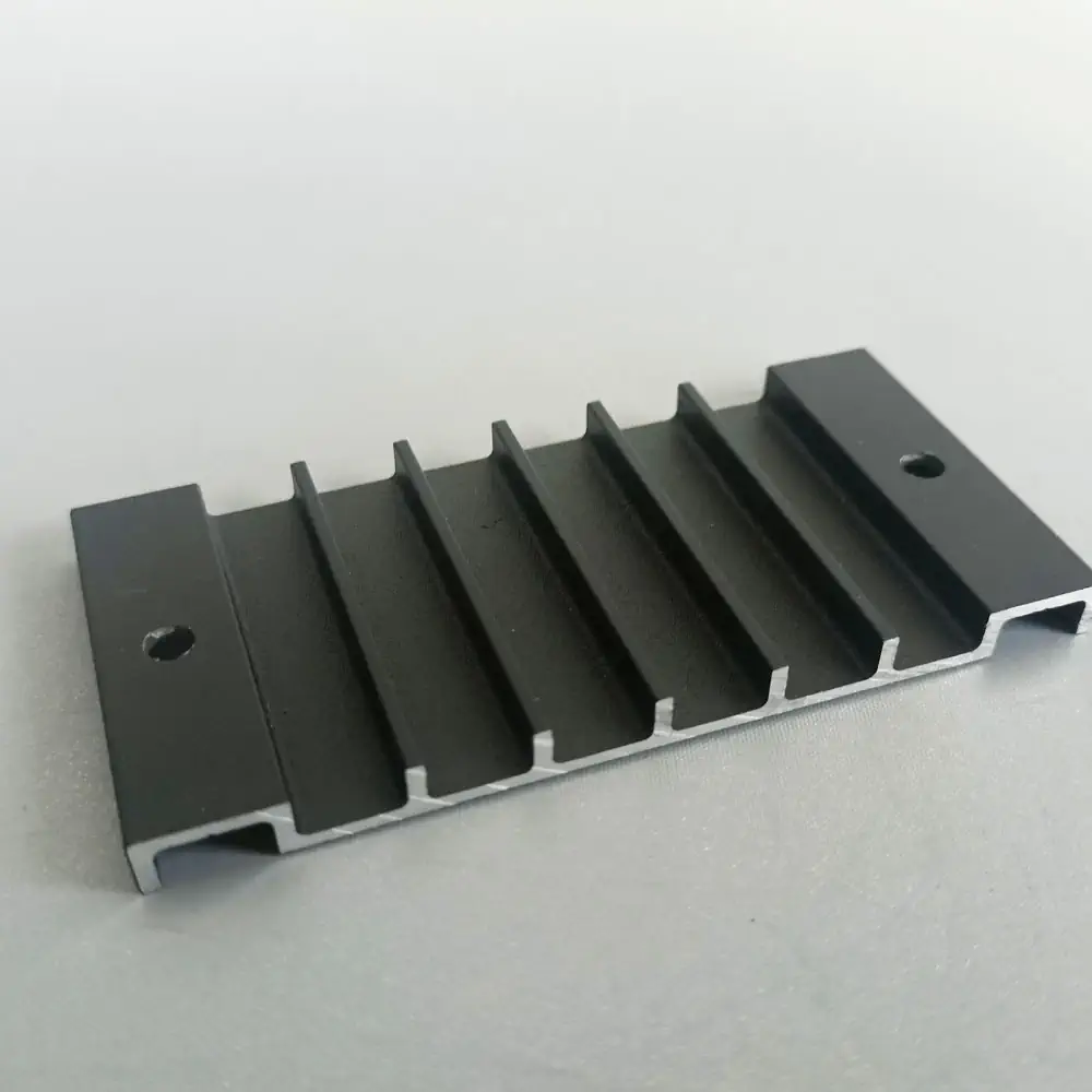 Grapa auxiliar de fijación de panel exterior 3D para zona de rincón